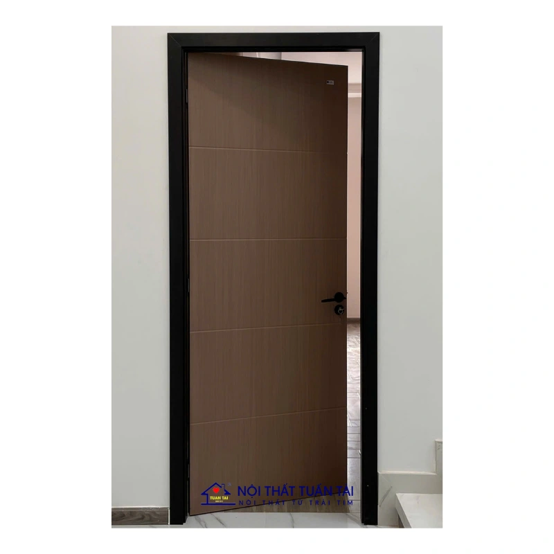 Thay cửa composite vào mùa mưa không bị cấm, nhưng tiềm ẩn nhiều rủi ro hơn