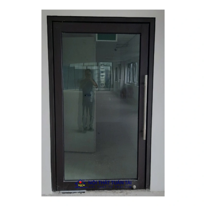 Cửa chống cháy lan Cần Thơ: Giải pháp an toàn cho mọi công trình 7 Sử dụng kính chống cháy chuyên dụng có khả năng chịu nhiệt cao